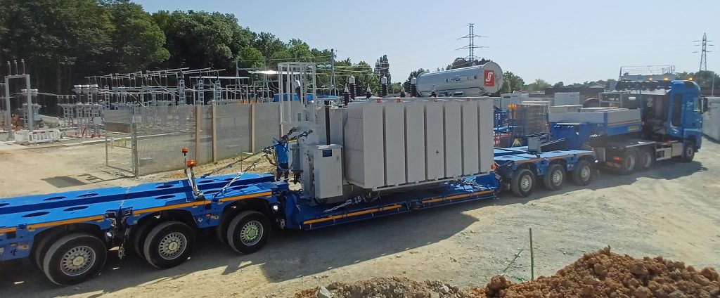 Livraison d'un transformateur au poste source express d'Enedis, à Lachapelle-sous-Rougemont, le 25 juin 2025.