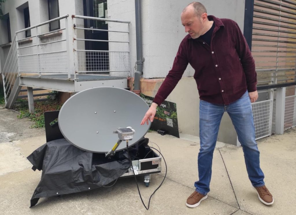 Présentation à Belfort du dispositif de connexion satellitaire d'Orange.
