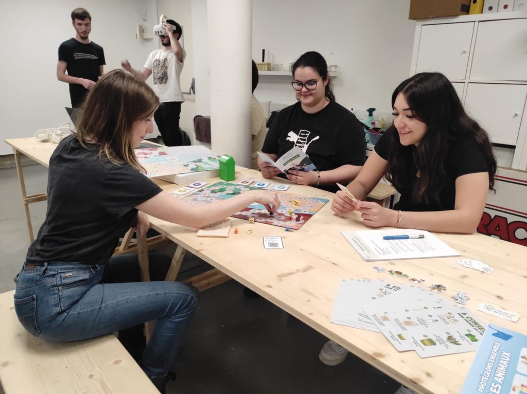 Faune en détresse est un jeu de plateau créé pour sensibiliser aux conséquences de la pollution sur la faune (l'une d'elles était absente pour la présentation). | ©Loéva Claverie