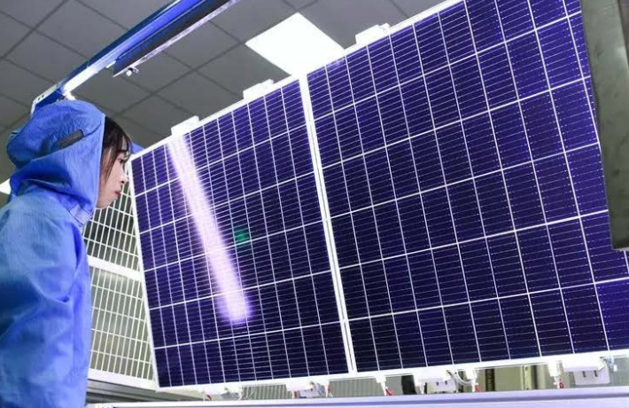 Das Solar produit des panneaux photovoltaïques.