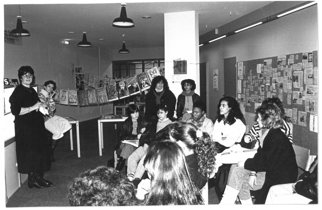 Nicole Claverie (première femme en partant de la gauche), animatrice d'un débat organisé par le Bureau d'information jeunesse (BIJ), sur les métiers non-féminins, le 19 mars 1987 à Belfort.