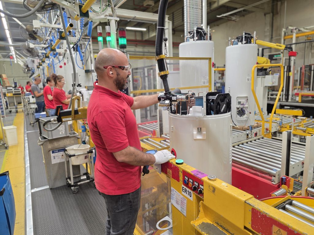 Ligne de production de chauffe-eaux, à l'usine Atlantic de Fontaine, à l'Aéroparc, dans le Territoire de Belfort.