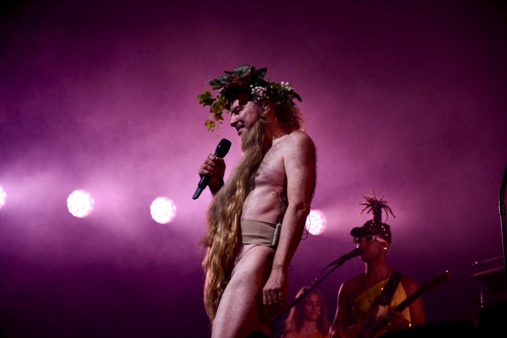 Philippe Katerine est apparu presque nu, vendredi après minuit, sur la scène de la Greenroom.  | ©Le Trois - A.S. 
