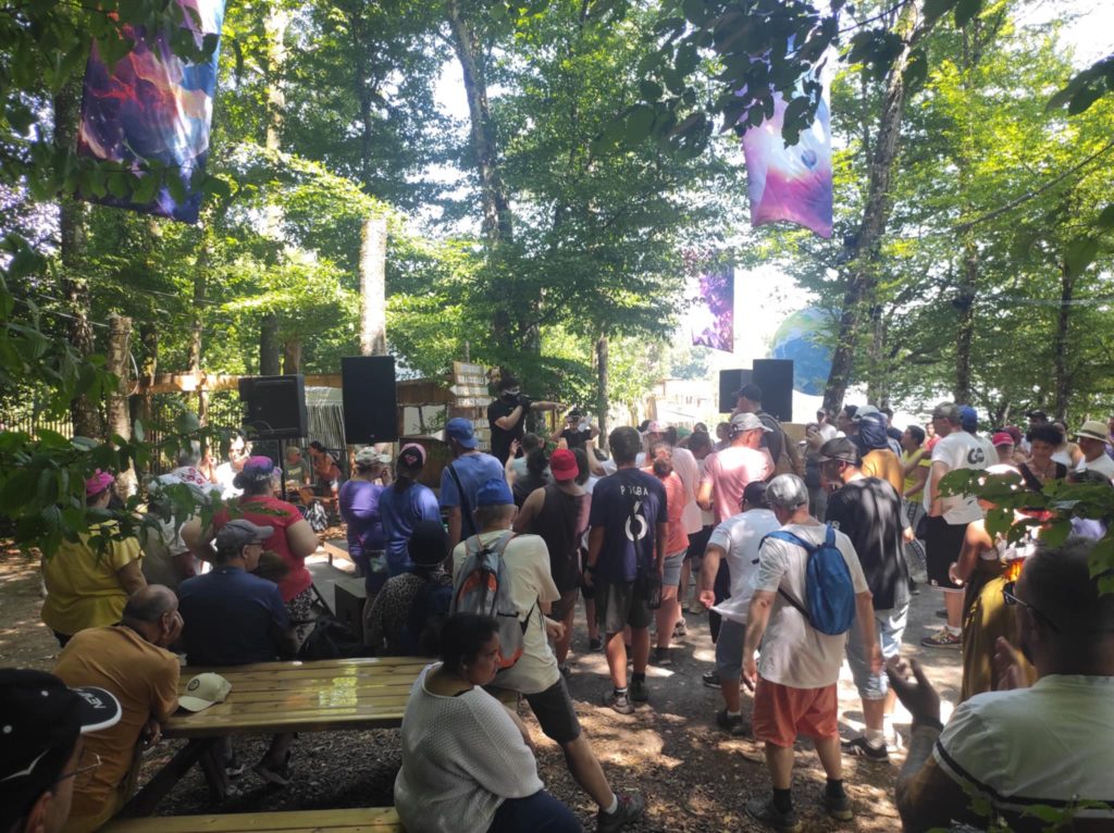 Une visite du site des Eurockéennes et un concert privé d'Akira (no face) ont été organisés pour 150 jeunes de l'Adapei 90 et leurs accompagnants, lundi 30 juin. | ©Le Trois - L.C.