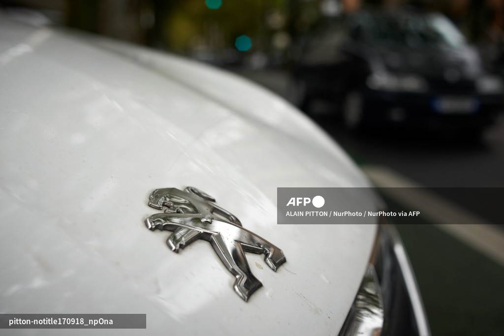 Symbole de la marque Peugeot, sur le capot du moteur.