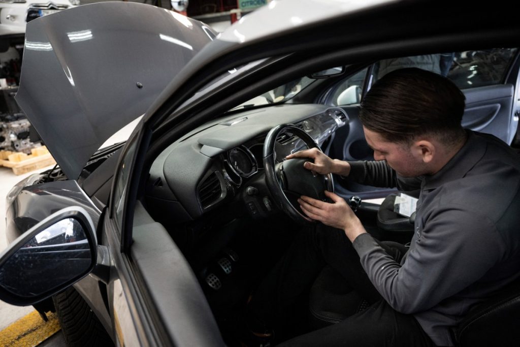 Changement d'un airbag Takata, dans une concession à Mulhouse (Haut-Rhin), dans une DS3.