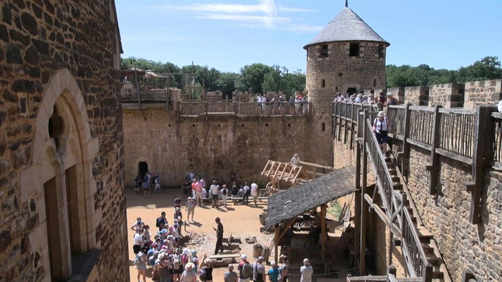 Depuis 28 ans, le château fort de Guédelon est érigé avec les matériaux et techniques du XIIIe siècle.