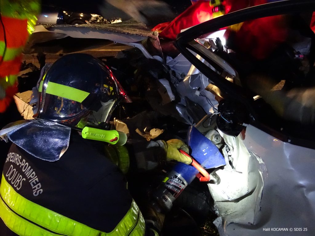 Désincarcération d'un véhicule accidenté, par les pompiers du Doubs.