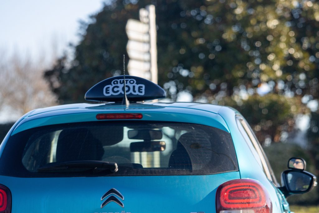 Véhicule d'auto-école.