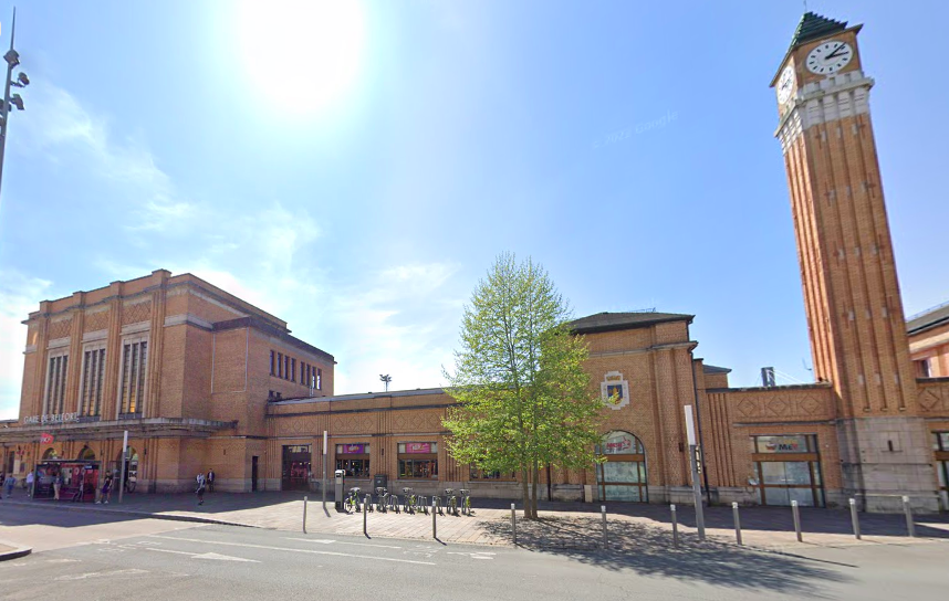 Parvis de la gare SNCF de Belfort.