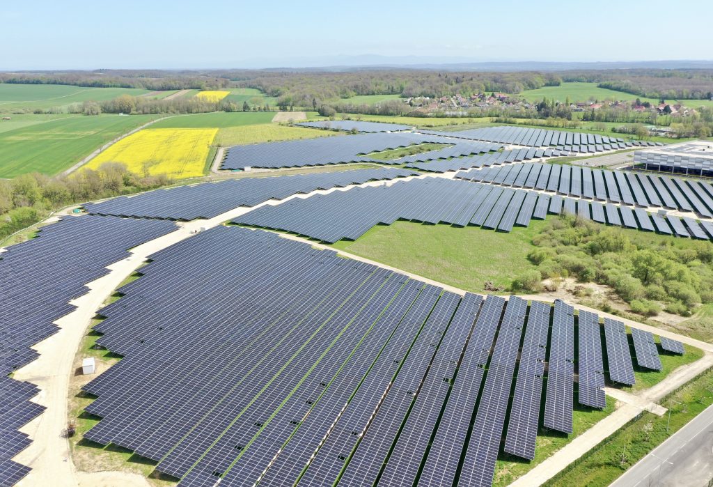 La ferme solaire de l'Aéroparc de Fontaine, exploitée par EDF Power solutions, s'étend sur 33 ha.