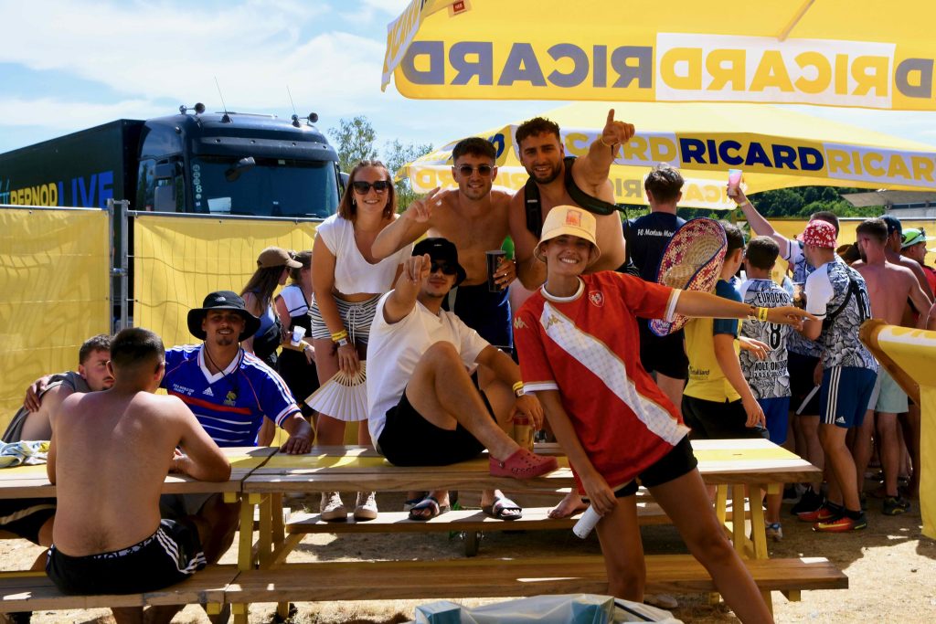 Les festivaliers s'abritent du soleil en plein après-midi, ce samedi. | ©Le Trois - A.S. 
