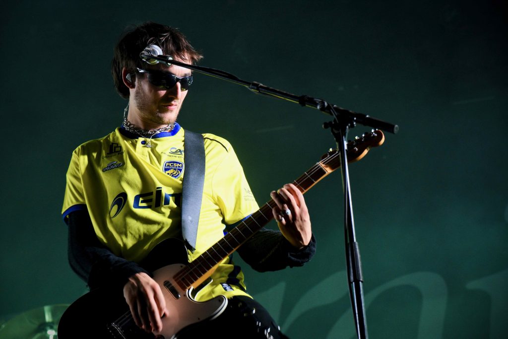 Julien Peultier, guitariste de Last Train, arborant le maillot du FCSM 2025-2026.