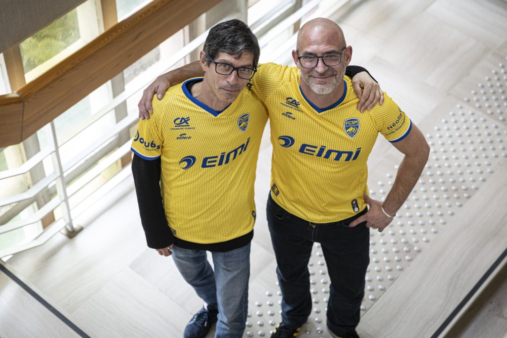 Emmanuel Bregand, directeur général de Familiar Éditions, et Jean-François Legrand, auteur de la BD "De cuir et d'acier".