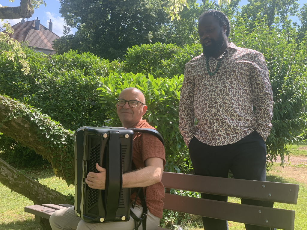 L'accordéoniste Pascal Contet et le chanteur lyrique, contre-ténor, Serge Kakudji, dans le jardin de la maison Mazarin, à Giromagny. | ©Le Trois – Thibault Quartier