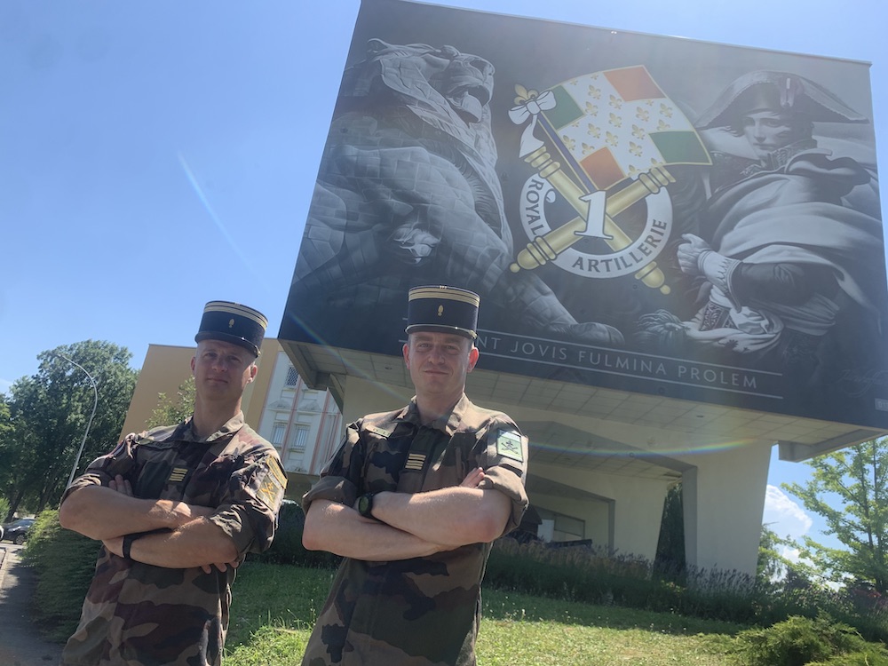 Passation de commandement à la tête du 1er RA, à Bourogne, en ce début juillet 2025, entre le colonel Matthieu Debas et le colonel Olivier Leduc.