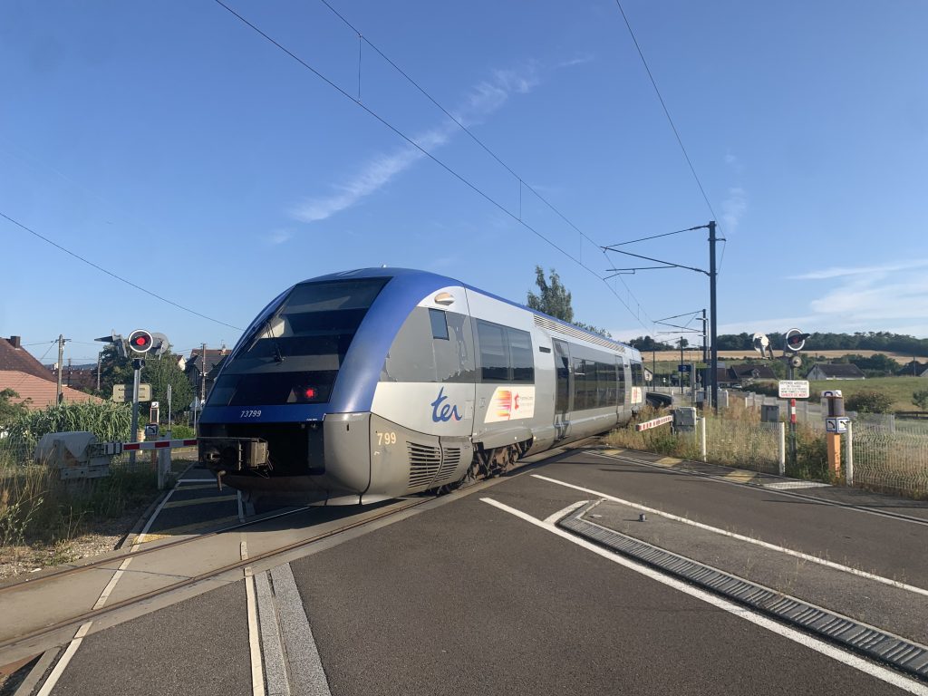 Depuis septembre 2024 et jusqu'en décembre 2026, la desserte de la ligne Belfort-Delle est assurée par une motrice diesel X73500.