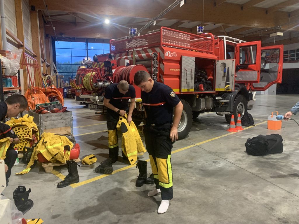 Départ de pompiers belfortains en renfort dans le Sud, pour lutter contre les feux de forêts, le 24 juillet 2025, testant la tenue de feu.