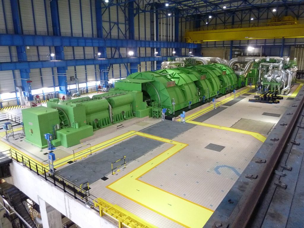Salle des machines de la centrale nucléaire de Civaux (Vienne), avec sous le capot vert, la turbine à vapeur et l'alternateur.