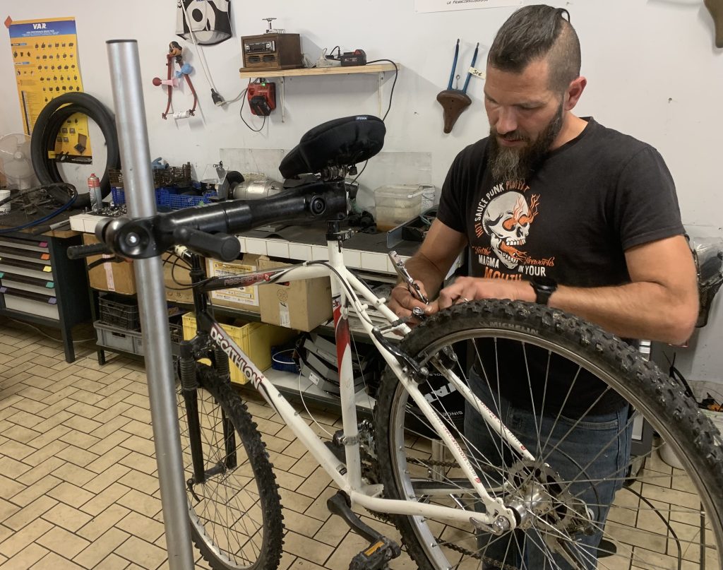 Guillaume Combette est le chef d’atelier de la Recyclerie des Forges, à Audincourt. | ©Thibault Quartier