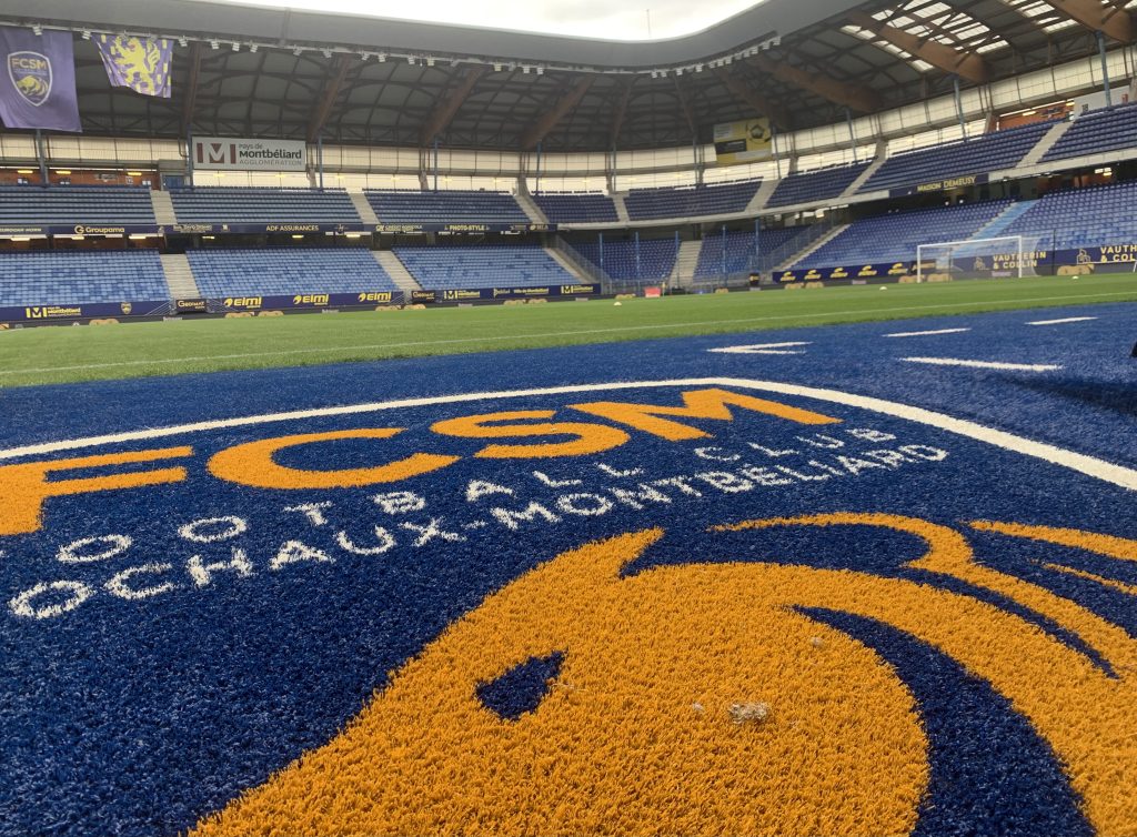 Logo du FC Sochaux-Montbéliard, sur le bord de la pelouse du stade Bonal.