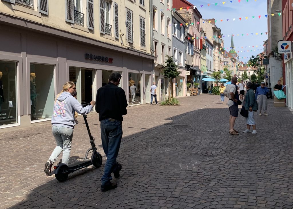 La ville de Montbéliard interdit la circulation des trottinettes électriques au centre-ville. | ©Le Trois - E.C. 