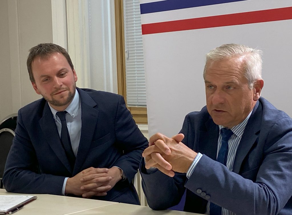 Maxime Gutzwiller (à gauche) nouveau directeur de cabinet du préfet du Territoire de Belfort, Alain Charrier (à droite). (Le Trois | P.-Y.R.)
