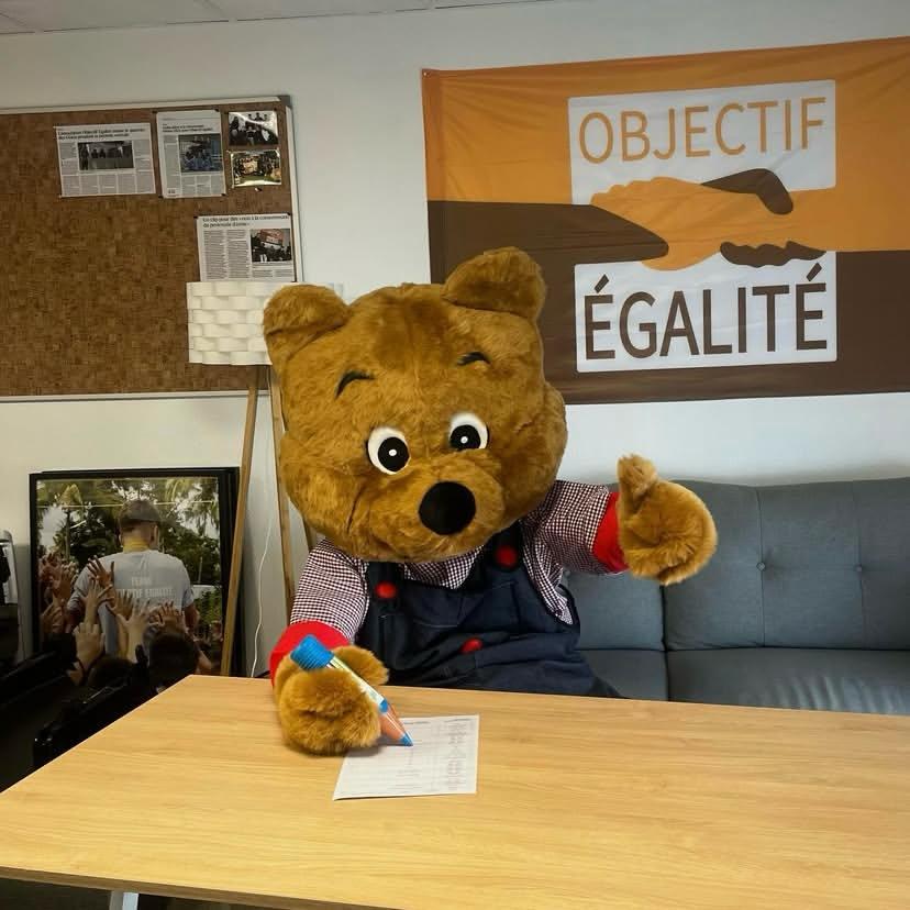 Billy, la mascotte de l'association Objectif Égalité.