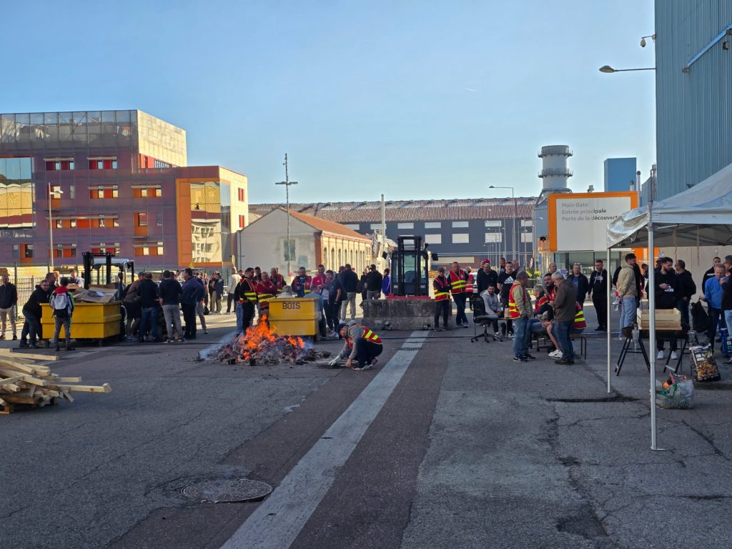 Piquet de grève, porte de la Découverte, à Belfort, par les CGT de GE Vernova, Alstom et Arabelle solutions.