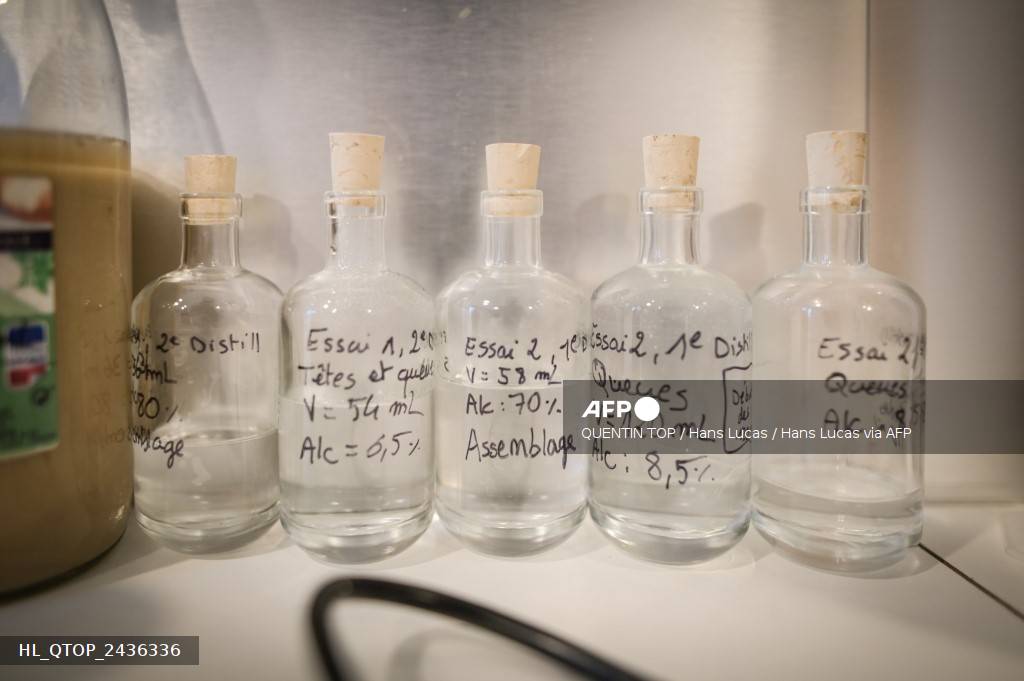 La distillerie artisanale est soumise à des règles et est contrôlée par les douanes.