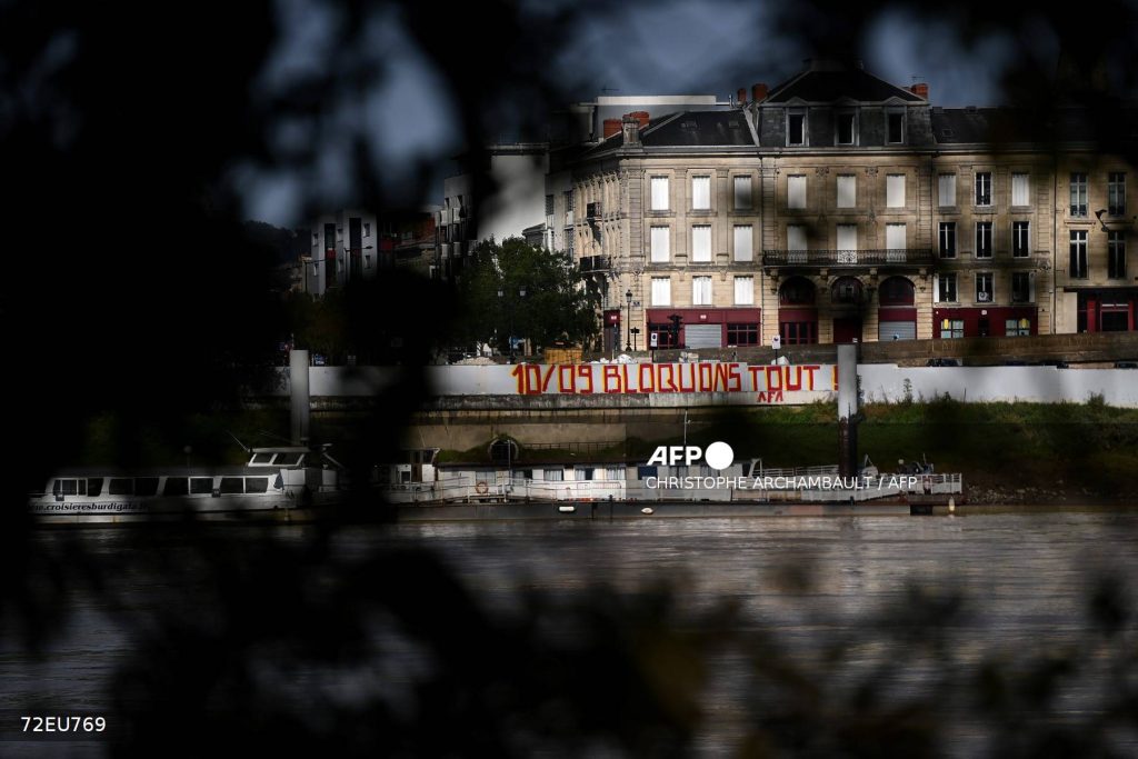Photographie prise le 25 août, à Bordeaux. « 10/9 Bloquons tout », en lettres rouges.