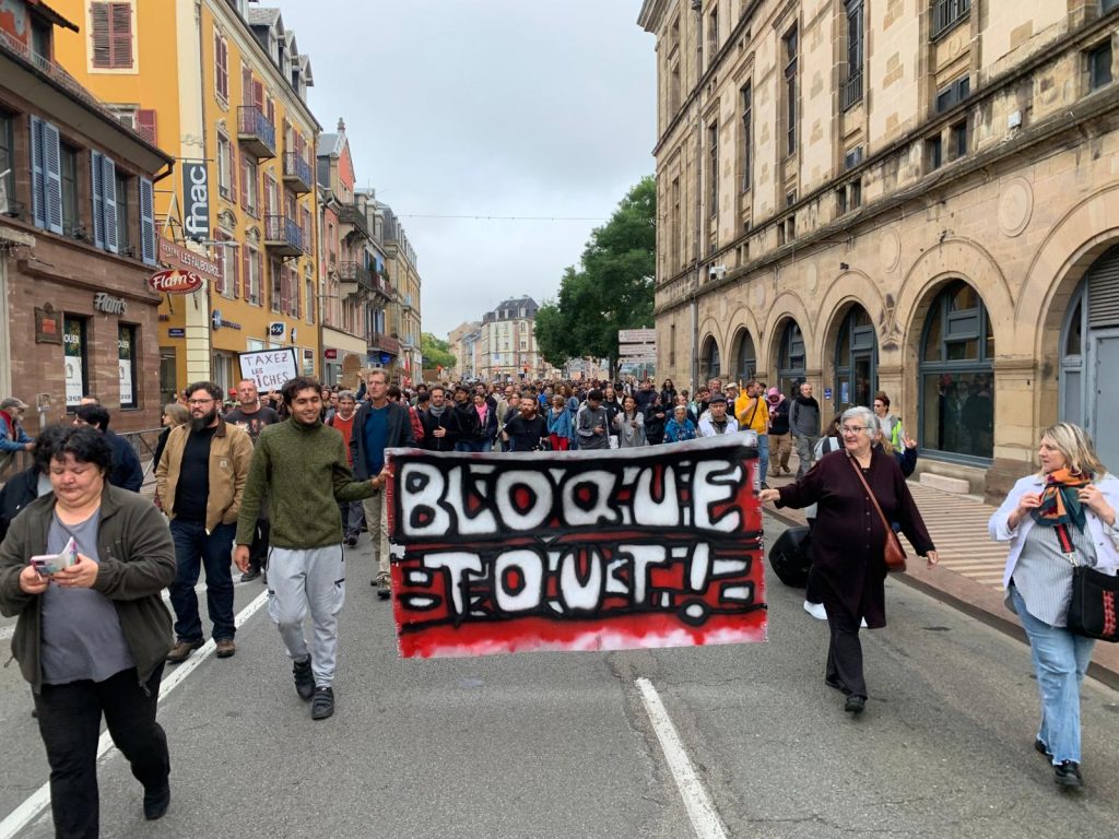 Plusieurs manifestants dans le faubourg de Montbéliard, à Belfort, ont formé un cortège vers 10 h 30. | © Le Trois Eva Chibane