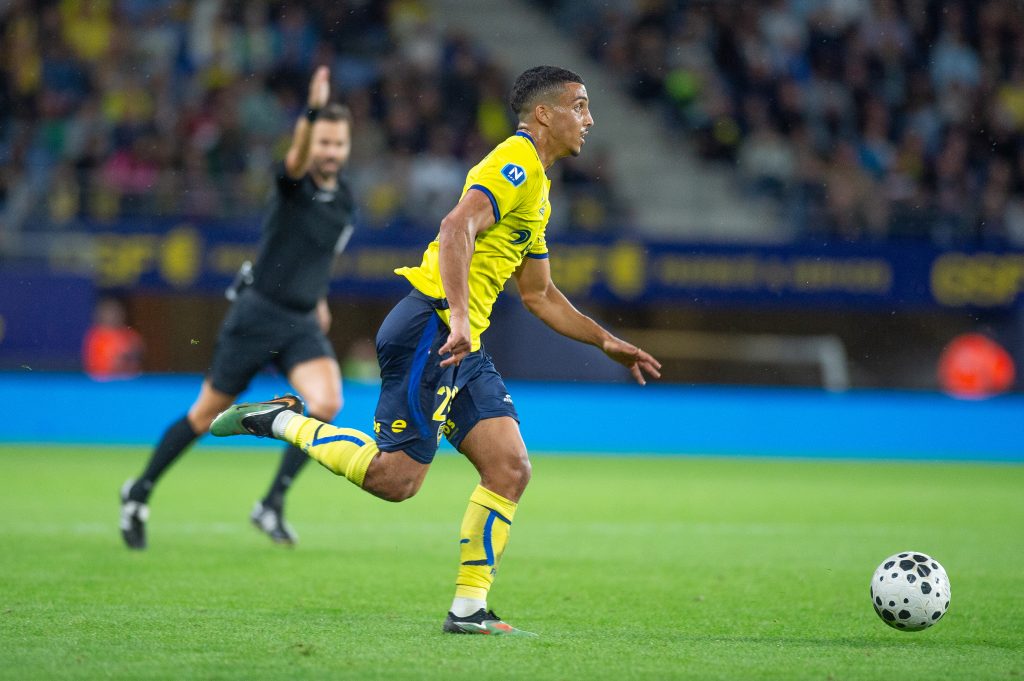 Aymen Boutoutaou, attaquant et milieu offensif du FC Sochaux-Montbéliard, au mois d'août 2025, contre le Stade briochin.