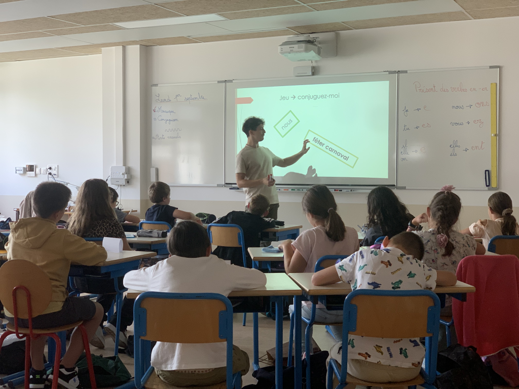 Les élèves de primaire d'Étueffont ont découvert leur nouvelle école ce lundi 1er septembre 2025. | ©Le Trois – Thibault Quartier