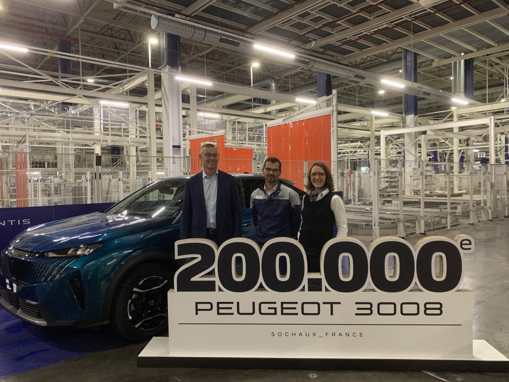 L'usine Stellantis de Sochaux a produit, ce mercredi 24 septembre 2025, le 200 000e exemplaire de la nouvelle Peugeot 3008, en présence du directeur général de la marque, Alain Favey, du directeur de l'usine, Manuel Gentile, et d'Agnès Tesson-Faget, directrice des produits de Peugeot.