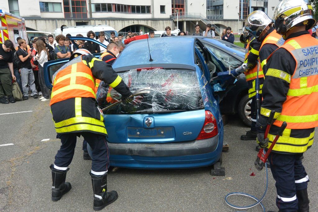 Les étudiants de l'université de technologie de Belfort-Montbéliard ont bénéficié d'une sensibilisation à la sécurité routière, avec des démonstrations des pompiers et des mises en scène avec des cascadeurs, le 5 septembre 2025.