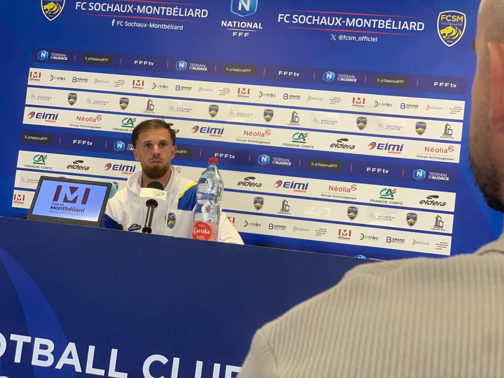 Arthur Vitelli, défenseur du FC Sochaux-Montbéliard, le 4 septembre 2025, en conférence de presse, avant FCSM contre Paris 13 Atletico.