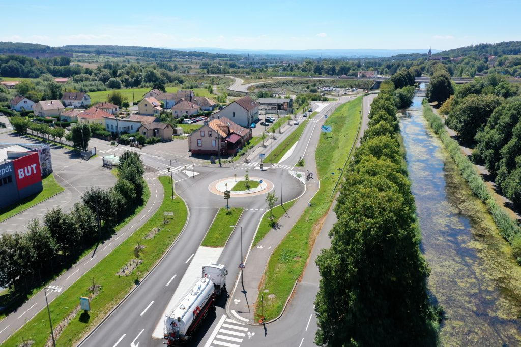 Entre Bermont et Sevenans, un tronçon de la RD437 est requalifié et débouche sur la création d’un giratoire au croisement avec la RD19.