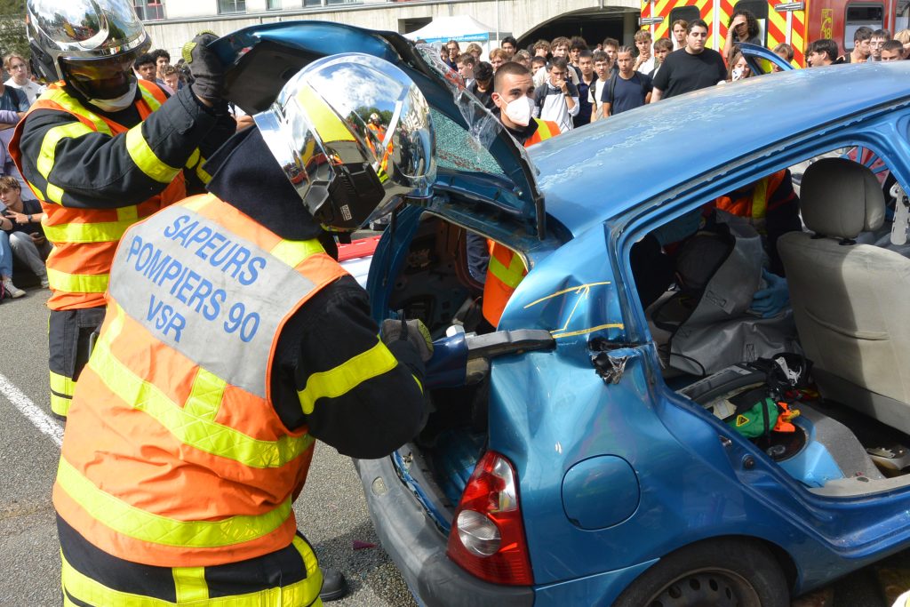 Les étudiants de l'université de technologie de Belfort-Montbéliard ont bénéficié d'une sensibilisation à la sécurité routière, avec des démonstrations des pompiers et des mises en scène avec des cascadeurs, le 5 septembre 2025.