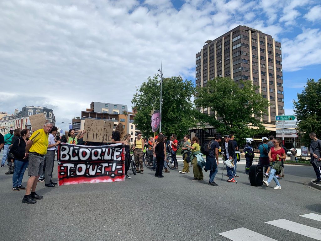 Ce 10 septembre 2025, blocage de l'intersection faubourg des Ancêtre et boulevard du Maréchal-Joffre, à Belfort, à 14h, par le mouvement "Bloquons tout".
