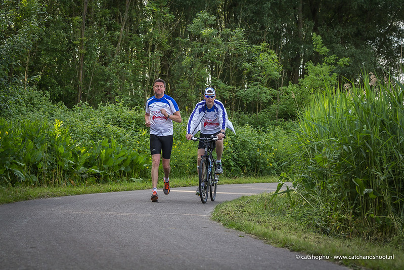 Le Bike & Run associe deux équipiers qui partagent un vélo.