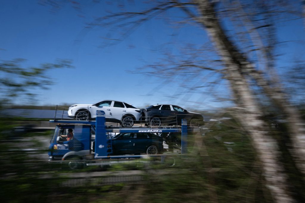 Un camion transportant des Peugeot e-3008, sur le parking d'expédition de l'usine Stellantis de Sochaux.