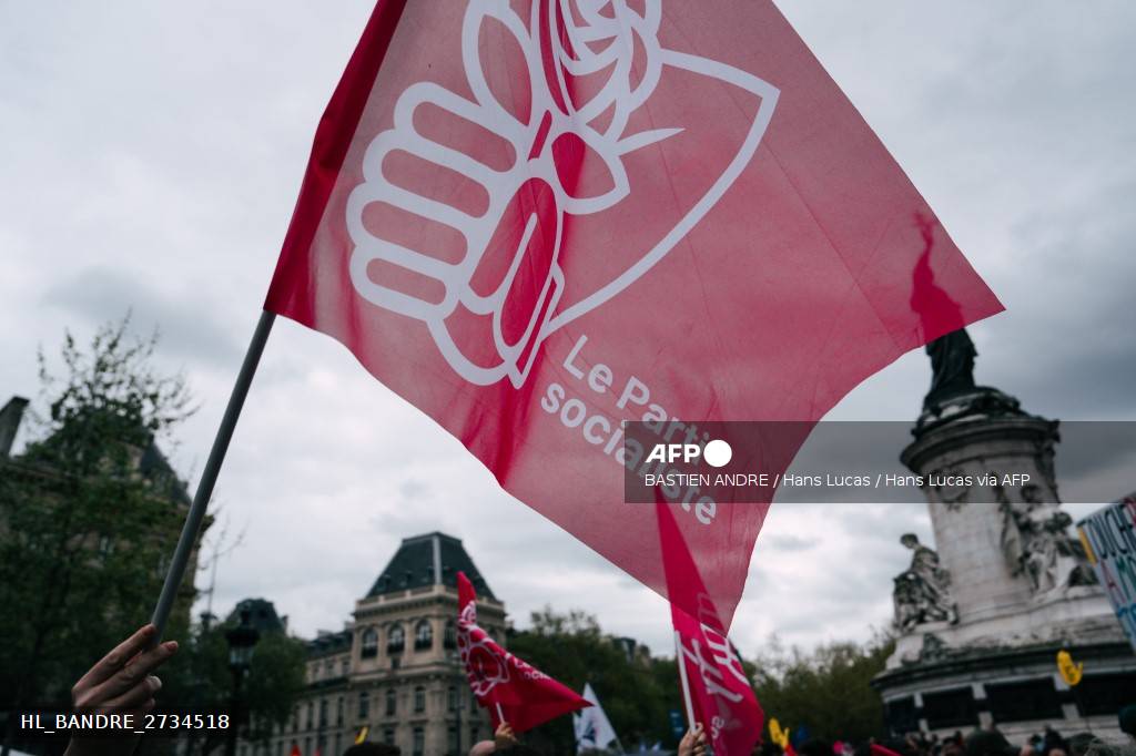 Un drapeau du Parti socialiste (PS) lors du rassemblement pour défendre la démocratie et l'État de droit, aprÈs le jugement de responsables politiques du Rassemblement National (RN), le 12 avril 2025.