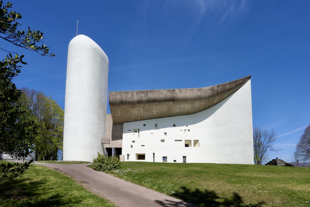La chapelle Notre-Dame-du-Haut à Ronchamp, née sous le trait de l'architecte Le Corbusier. | ©R.Claudel/AONDH. Tous droits réservés.