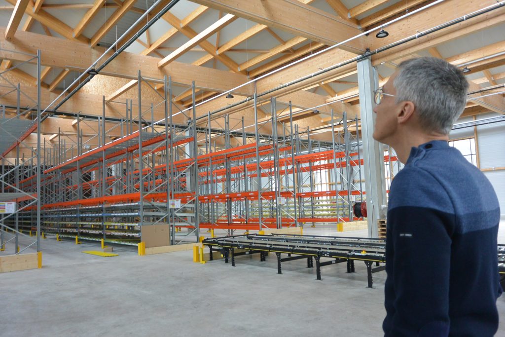 Emmanuel Brugger, dirigeant de Cristel, dans le bâtiment logistique qui vient d'entrer en fonction. | © Le Trois P.-Y.R.