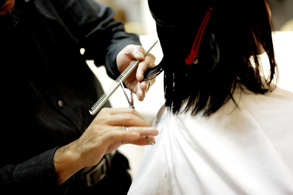 La formation de coiffeur, une des formations diplômantes proposées à l'IFAC de Bethoncourt | Illustration - photo par kaleido-dp de Pixabay