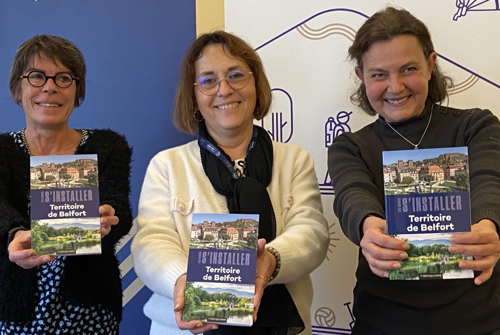 Valérie Serpolet, directrice de l’office de tourisme, Maryline Morallet, conseillère départementale déléguée au tourisme et Zoé Leroy , directrice des éditions Héliopoles (de gauche à droite) présentent le nouveau guide pratique sur le Territoire de Belfort. | © Le Trois P.-Y.R.
