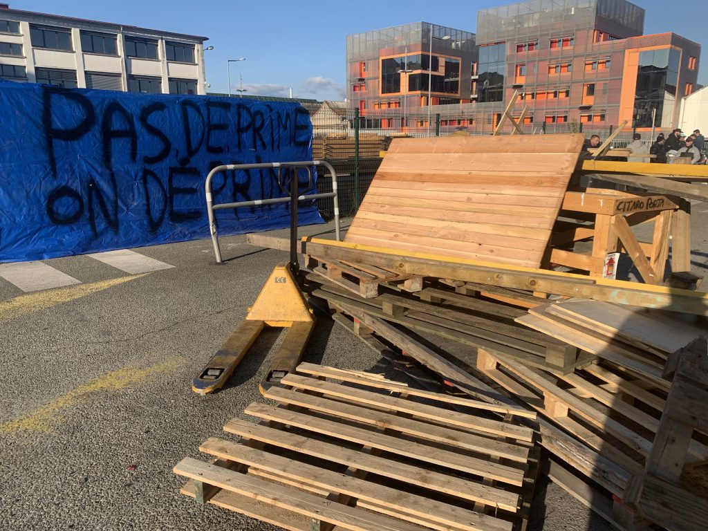 Des ouvriers d'Arabelle solutions ont lancé un piquet de grève le 14 octobre pour contester l'annulation d'une prime.