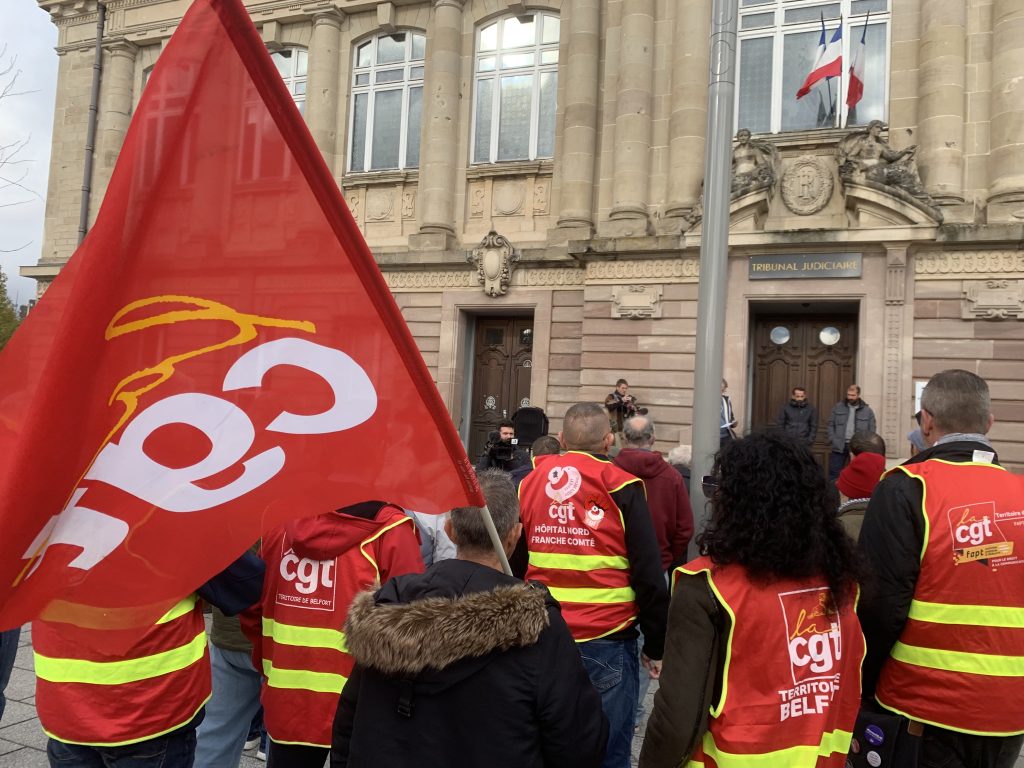 Une soixantaine de personnes s'est réunie devant le tribunal de Belfort, le 28 octobre 2025, pour soutenir 8 personnes assignées par la direction d'Arabelle Solutions, dans le cadre de la grève dans l'usine.