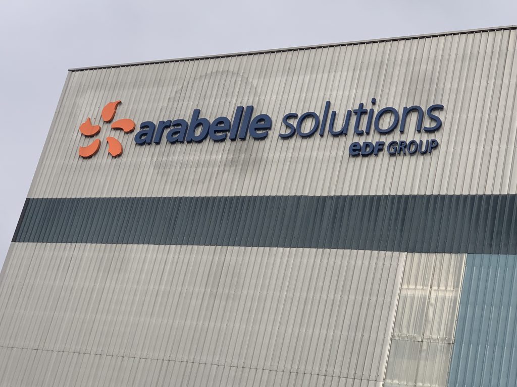 Logo d'Arabelle Solutions, sur l'atelier de fabrication des turbines à vapeur Arabelle, à Belfort.